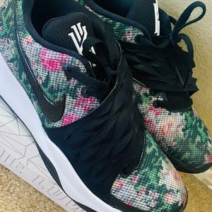 Kyrie Low Nike women size 10 men size 8.5